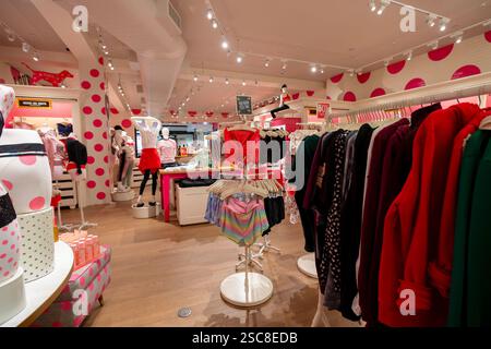 Bangkok, Thailand - 24. Januar 2020: Kleidung an Kleiderbügeln im Secret Pink Store von Victoria im CentralWorld Einkaufszentrum. Stockfoto