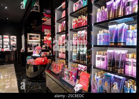 Bangkok, Thailand - 24. Januar 2020: Innenaufnahme von Victoria's Secret Store im Einkaufszentrum CentralWorld. Stockfoto