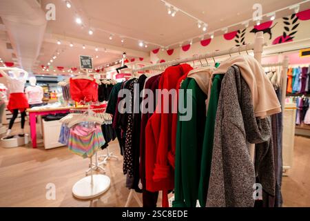 Bangkok, Thailand - 24. Januar 2020: Kleidung an Kleiderbügeln im Secret Pink Store von Victoria im CentralWorld Einkaufszentrum. Stockfoto