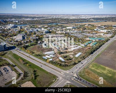 Blick auf die Stadt von oben mit vielen Gebäuden und Autos. Die Szene ist voll und geschäftig Stockfoto