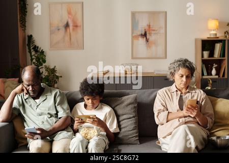 Familienurlaub und Nutzung elektronischer Geräte zu Hause Stockfoto
