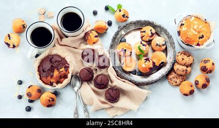 Muffins frisch gebackene Cupcakes. Feier-Konzept. Draufsicht, flach Stockfoto