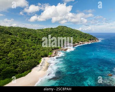 Aus der Vogelperspektive auf Rocks im Meer und einen wunderschönen Strand auf den Seychellen. Stockfoto
