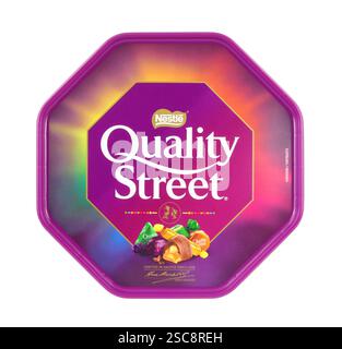 Eine 600 g große Plastikwanne mit Milch und dunkler Schokolade in Nestle-Qualität Stockfoto