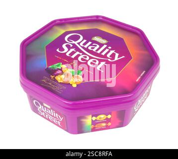Eine 600 g große Plastikwanne mit Milch und dunkler Schokolade in Nestle-Qualität Stockfoto