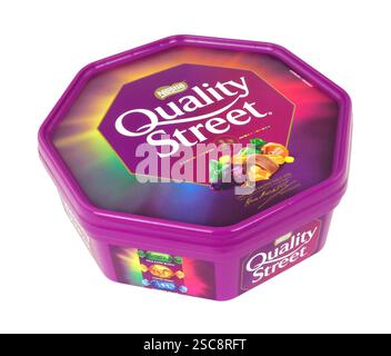 Eine 600 g große Plastikwanne mit Milch und dunkler Schokolade in Nestle-Qualität Stockfoto