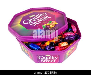 Eine 600 g große Plastikwanne mit Milch und dunkler Schokolade in Nestle-Qualität Stockfoto