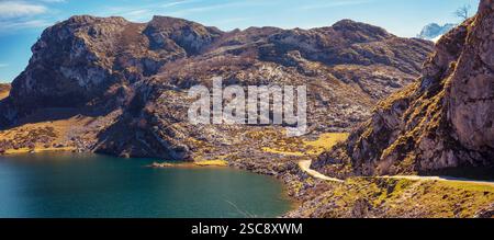 Wunderschöne Berglandschaft. Peaks of Europe (Picos de Europa) Nationalpark. Ein Gletschersee Enol. Asturien, Spanien. Horizontales Banner Stockfoto