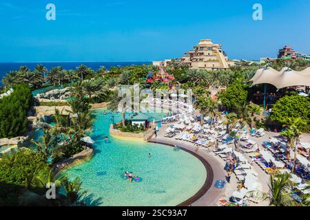 DUBAI, VAE - 3. NOVEMBER: Der Aquaventure Waterpark des Atlantis The Palm Hotels, der sich am 3. November 2013 auf der künstlichen Insel Palm Jumeirah in Dubai befindet. Stockfoto