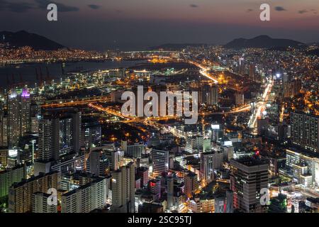 Der Nachtblick auf Busan von einem hohen Ort, Korea Stockfoto