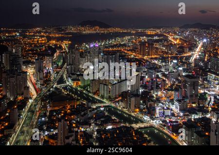 Der Nachtblick auf Busan von einem hohen Ort, Korea Stockfoto