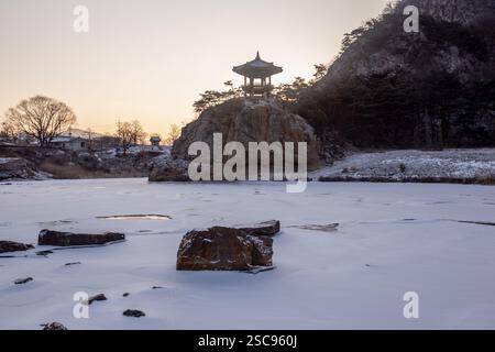 Ein Pavillon auf gefrorenen Flüssen und Felsen, Korea. Stockfoto