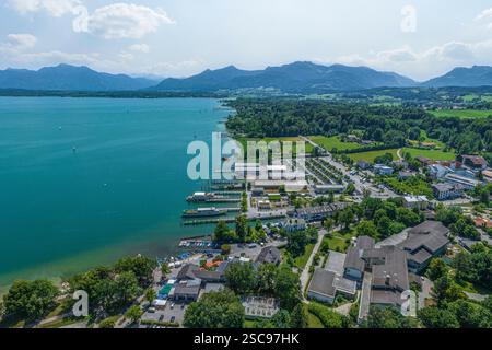 Ein Blick aus der Vogelperspektive auf die Region am Westufer des Chiemsees bei Prien-Stock Stockfoto