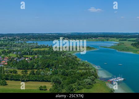 Ein Blick aus der Vogelperspektive auf die Region am Westufer des Chiemsees bei Prien-Stock Stockfoto