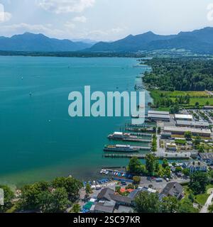 Ein Blick aus der Vogelperspektive auf die Region am Westufer des Chiemsees bei Prien-Stock Stockfoto