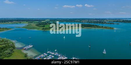 Ein Blick aus der Vogelperspektive auf die Region am Westufer des Chiemsees bei Prien-Stock Stockfoto