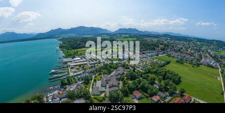 Ein Blick aus der Vogelperspektive auf die Region am Westufer des Chiemsees bei Prien-Stock Stockfoto