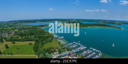 Ein Blick aus der Vogelperspektive auf die Region am Westufer des Chiemsees bei Prien-Stock Stockfoto
