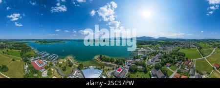 Ein Blick aus der Vogelperspektive auf die Region am Westufer des Chiemsees bei Prien-Stock Stockfoto
