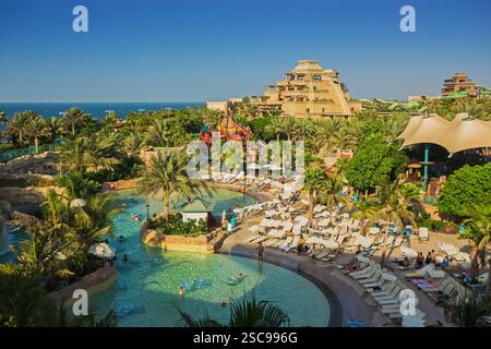 DUBAI, VAE - 3. NOVEMBER: Der Aquaventure Waterpark des Atlantis The Palm Hotels, der sich am 3. November 2013 auf der künstlichen Insel Palm Jumeirah in Dubai befindet. Stockfoto