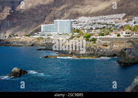 Los Gigantes, Santa Cruz de Tenerife, Spanien-01FEB2025 - Schwimmen und Spaß im natürlichen Lavasteinbecken Charco de Isla Cangrejo. Stockfoto