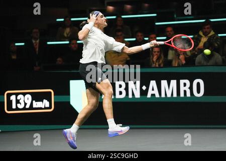 Rotterdam, Pays Bas. Februar 2025. Mattia Bellucci aus Italien im Kampf gegen Daniil Medwedew aus Russland während der ABN AMRO Open 2025, ATP 500 Tennis-Veranstaltung am 5. Februar 2025 in Rotterdam, Niederlande - Foto Laurent Lairys/DPPI Credit: DPPI Media/Alamy Live News Stockfoto