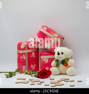 Geschenkboxen, Teddy und eine Rose isoliert auf weißem Hintergrund Stockfoto