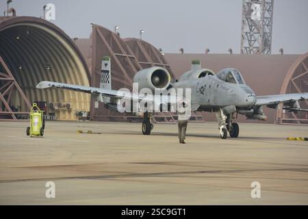 Ein Chef der US-Luftwaffe führt einen A-10 Thunderbolt II-Piloten, der der 25th Fighter Squadron von einem Hangar entfernt auf der Osan Air Base in der Republik O zugewiesen ist Stockfoto
