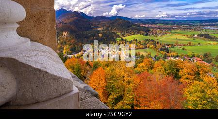 Panoramablick von Schloss Neuschwanstein, neoromanisches Schloss im neogotischen Stil aus dem 19. Jahrhundert, Schwangau, Füssen, Ostallgäu, Bayern, Deutschland, Europa Stockfoto