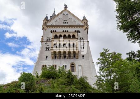 SCHWANGAU, DEUTSCHLAND - 23. MAI 2024: Dies ist eine Hinterfassade des berühmten romantischen Schlosses Neuschwanstein des bayerischen Königs Ludwig II. (XIX. Jahrhundert). Stockfoto