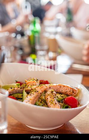 Warmer Lachssalat im Restaurant Stockfoto