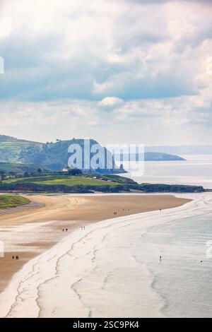 Blick aus der Vogelperspektive auf einen Sandstrand mit sanften Wellen an einer felsigen Küste in der Bretagne Stockfoto