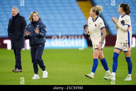 Chelsea-Managerin Sonia Bompastor spricht mit Chelsea's Millie Bright (links) und Nathalie Bjorn, die im Barclays Women's Super League-Spiel in Villa Park in Birmingham teilnimmt. Bilddatum: Sonntag, 2. Februar 2025. Stockfoto
