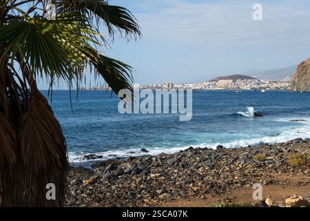 Wellen brechen am Ufer von Palm Mar ab und blicken in Richtung Los Cristianos, Teneriffa und kanarische Inseln Stockfoto