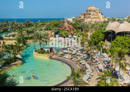 DUBAI, VAE - 3. NOVEMBER: Der Aquaventure Waterpark des Atlantis The Palm Hotels, der sich am 3. November 2013 auf der künstlichen Insel Palm Jumeirah in Dubai befindet. Stockfoto