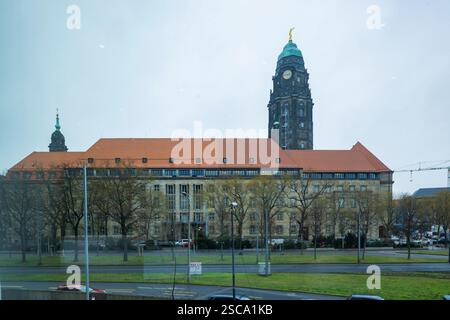 Stadtforum Dresden in den Verwaltungsneubau der Landeshauptstadt Dresden ziehen die beiden Geschäftsbereiche,Stadtentwicklung, Bau, Verkehr und Liegenschaften. Und,Umwelt und Klima, Recht und Ordnung, mit ihren Ämtern sowie das Amt für Wirtschaftsförderung ein. Für den Zeitraum der Sanierung im Neuen Rathaus werden auch der Oberbürgermeister und Teile seines Geschäftsbereiches Platz im Stadtforum nutzen. Blick aus dem Stadtforum auf das alte Rathaus. Dresden Sachsen Deutschland *** Stadtforum Dresden die beiden Abteilungen Stadtentwicklung, Bau, Verkehr und Immobilien und Enviro Stockfoto