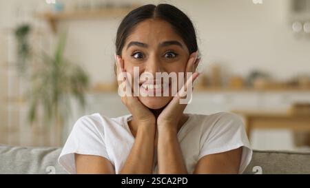Porträt muslimische islamische indische Frau Arabische Mädchen weibliche Frau schockiert Wunder überrascht gute Nachrichten Gesichtsreaktion zu Hause Erfolg Glück gewinnen Stockfoto
