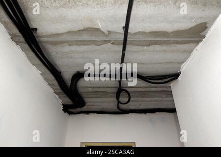 DNIPRO, UKRAINE - 5. FEBRUAR 2025 - elektrische Verkabelung in einer Wohnung in einem mehrstöckigen Gebäude, das durch russischen Beschuss beschädigt wurde und derzeit durch das erste ukrainische Frauenbaubataillon Dnipro, Ostukraine, restauriert wird (Foto: Mykola Miakshykow/Ukrinform) Stockfoto