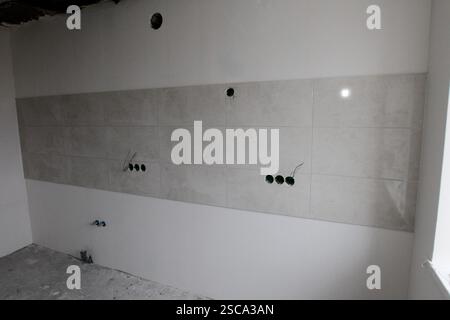 DNIPRO, UKRAINE - 5. FEBRUAR 2025 - eine Wohnung in einem mehrstöckigen Gebäude, das durch russischen Beschuss beschädigt wurde und derzeit durch das erste ukrainische Frauenbaubataillon Dnipro, Ostukraine, restauriert wird (Foto: Mykola Miakshykow/Ukrinform) Stockfoto