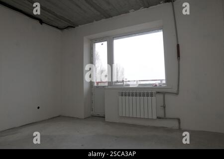 DNIPRO, UKRAINE - 5. FEBRUAR 2025 - eine Wohnung in einem mehrstöckigen Gebäude, das durch russischen Beschuss beschädigt wurde und derzeit durch das erste ukrainische Frauenbaubataillon Dnipro, Ostukraine, restauriert wird (Foto: Mykola Miakshykow/Ukrinform) Stockfoto
