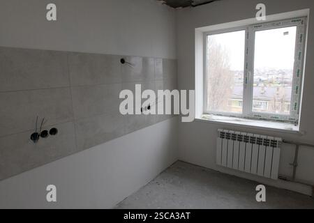 DNIPRO, UKRAINE - 5. FEBRUAR 2025 - eine Wohnung in einem mehrstöckigen Gebäude, das durch russischen Beschuss beschädigt wurde und derzeit durch das erste ukrainische Frauenbaubataillon Dnipro, Ostukraine, restauriert wird (Foto: Mykola Miakshykow/Ukrinform) Stockfoto