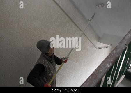 DNIPRO, UKRAINE - 5. FEBRUAR 2025 - Ein Mitglied des ersten ukrainischen Damenbaubataillons arbeitet an der Restaurierung einer Wohnung in einem durch russische Bombenangriffe beschädigten Mittelgebäude, Dnipro, Ostukraine (Foto: Mykola Miakshykow/Ukrinform) Stockfoto