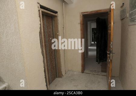 DNIPRO, UKRAINE - 5. FEBRUAR 2025 - Treppenhaus in einem durch russische Beschuss beschädigten Wohngebäude, das derzeit vom ersten ukrainischen Frauenbaubataillon Dnipro, Ostukraine, restauriert wird (Foto: Mykola Miakshykow/Ukrinform) Stockfoto