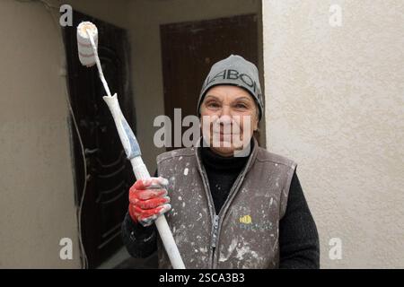 DNIPRO, UKRAINE - 5. FEBRUAR 2025 - Ein Mitglied des ersten ukrainischen Damenbaubataillons arbeitet an der Restaurierung einer Wohnung in einem durch russische Bombenangriffe beschädigten Mittelgebäude, Dnipro, Ostukraine (Foto: Mykola Miakshykow/Ukrinform) Stockfoto