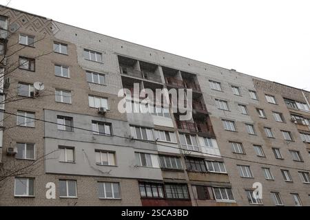 DNIPRO, UKRAINE - 5. FEBRUAR 2025 - Ein durch russischen Beschuss beschädigtes mehrstöckiges Gebäude wird derzeit vom ersten ukrainischen Frauenbaubataillon Dnipro, Ostukraine, restauriert (Foto: Mykola Miakshykov/Ukrinform) Stockfoto