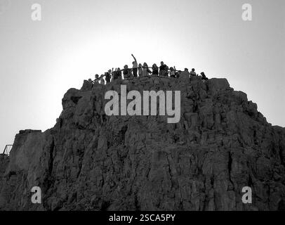 Menschen auf den Ruinen der Festung Masada auf dem Tafelberg. [Automatisierte Übersetzung] Stockfoto