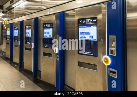 Automatische Ticketautomaten an einer Londoner U-Bahn-Station für Passagiere. London, UK, 4. Juli 2023 Stockfoto