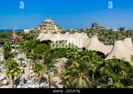 DUBAI, VAE - 3. NOVEMBER: Der Aquaventure Waterpark des Atlantis The Palm Hotels, der sich am 3. November 2013 auf der künstlichen Insel Palm Jumeirah in Dubai befindet. Stockfoto