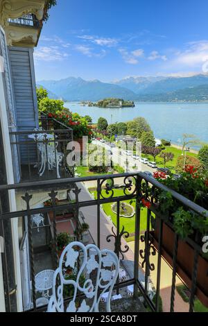 Isola Bella, mit Isola dei Pescatori oder Isola Superiore, die Borromäischen Inseln vom Balkon aus gesehen im Grand Hotel des Iles Borromees, Stresa Stockfoto