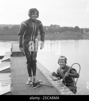 Taucher am See in Petersdorf Petersdorf. Bild zeigt einen zitternden Frau in einen Neoprenanzug und einer Frau im Wasser stehend auf einer Leiter. Stockfoto